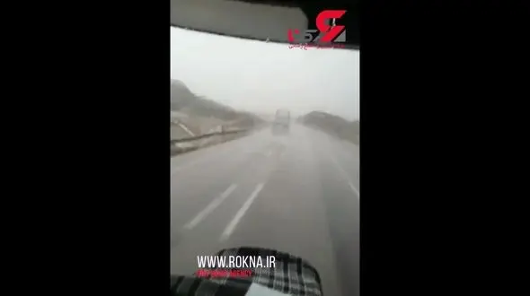 لحظه لیز خوردن تریلی غول پیکر در جاده سیل زده کرمان +فیلم 