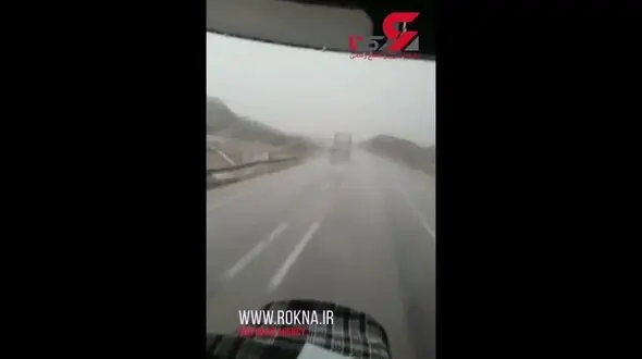 لحظه لیز خوردن تریلی غول پیکر در جاده سیل زده کرمان +فیلم 