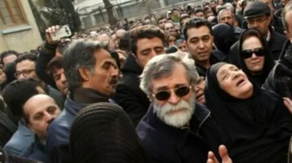 چهره غمزده و گریه های شدید خواهر جوان حسن جوهرچی در مراسم تشییع برادرش/ روحش شاد و یادش گرامی+عکس تلخ