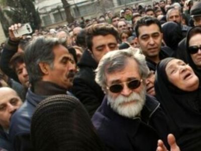 چهره غمزده و گریه های شدید خواهر جوان حسن جوهرچی در مراسم تشییع برادرش/ روحش شاد و یادش گرامی+عکس تلخ