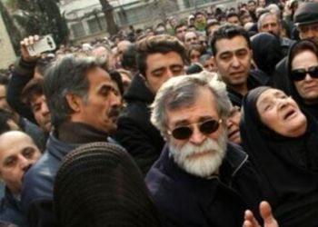 چهره غمزده و گریه های شدید خواهر جوان حسن جوهرچی در مراسم تشییع برادرش/ روحش شاد و یادش گرامی+عکس تلخ