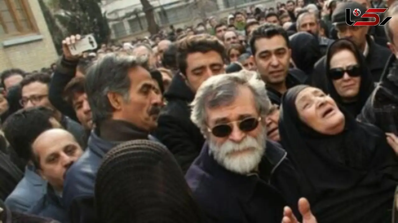 چهره غمزده و گریه های شدید خواهر جوان حسن جوهرچی در مراسم تشییع برادرش/ روحش شاد و یادش گرامی+عکس تلخ