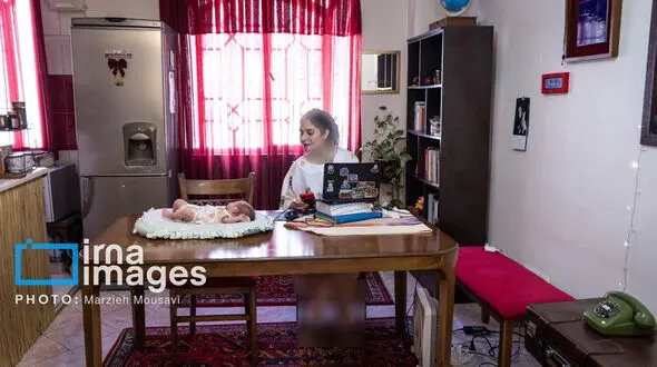 عکس جنجالی  از بی حجابی زن تهرانی در خانه اش در ایرنا / این زن نوزاد جنگ زده ای را به سرپرستی گرفت  + واکنش تند  کیهان : این زن شرایط سرپرستی نوزاد را ندارد