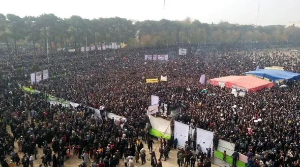 یازدهمین روز تجمع کشاورزان و مردم اصفهان در بستر خشک زاینده رود + عکس و فیلم