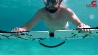 شنا کردن یک شناگر به همراه دلفین‌ها+فیلم