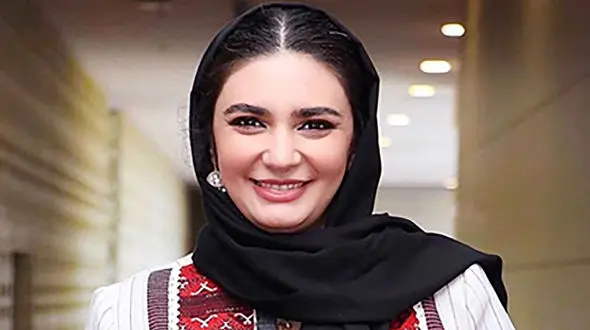 عکس عجیب لیندا کیانی  در دریا ! / خانم بازیگر چراغ خاموش می رود !