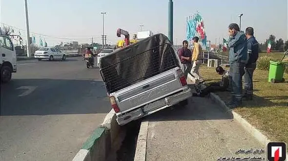 برخورد خودرو با جدول کنار بزرگراه آزادگان + عکس