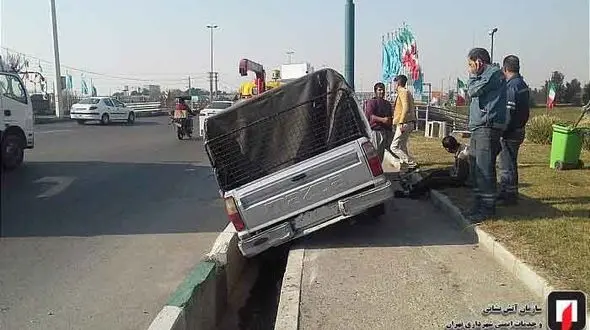 برخورد خودرو با جدول کنار بزرگراه آزادگان + عکس