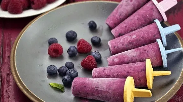 دستور تهیه بستنی یخی رنگین کمانی با پاستیل در تابستان