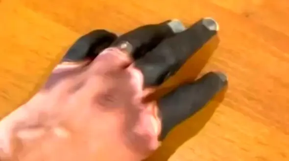 فیلم تکاندهنده یخ‌زدگی انگشتان دست یک کوهنورد !