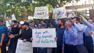 برگزاری تجمع اعتراضی مقابل سفارت سوئد در تهران / معترضان پرچم سوئد را آتش زدند