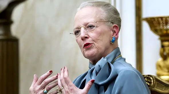 عکس گرانترین تابوت جهان برای این پیرزن ثروتمند ! / جنس اش از چیست ؟!