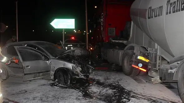 6 کشته و زخمی در تصادف هولناک کامیون با پژو در تونل / 3 نفر زنده زنده سوختند + جزییات