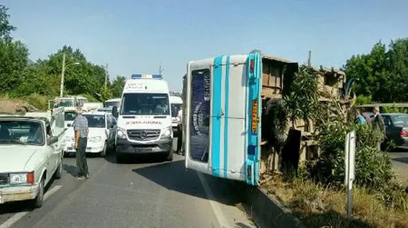 واژگونی خونین مینی بوس در جاده نکا + عکس