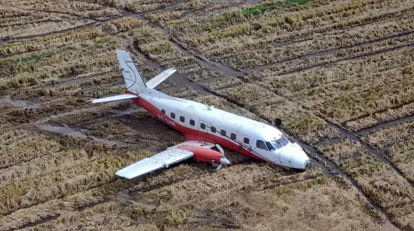 فرود اضطراری هواپیمای شرکت پستی در زمین کشاورزی / موتور از هواپیما جدا شد