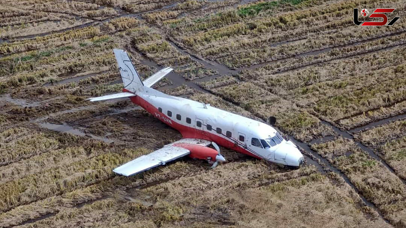فرود اضطراری هواپیمای شرکت پستی در زمین کشاورزی / موتور از هواپیما جدا شد