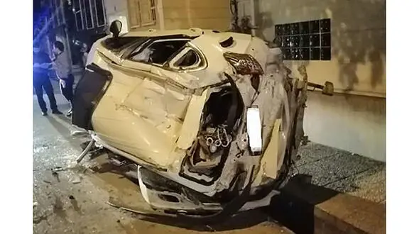 ببینید / له کردن ماشین‌ها توسط بیل مکانیکی!