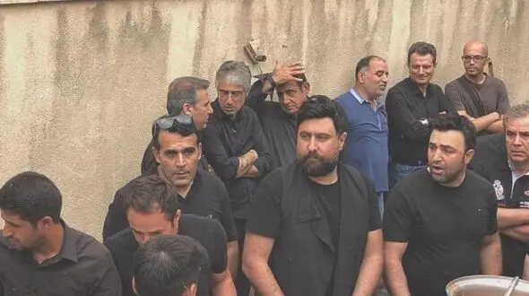محمد علیزاده در حال نذرى دادن در خانه پدرى تاسوعا 97+عکس