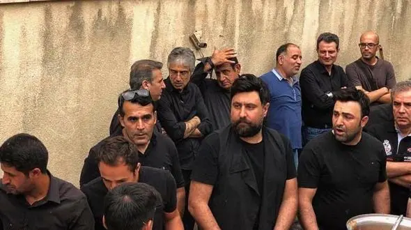 محمد علیزاده در حال نذرى دادن در خانه پدرى تاسوعا 97+عکس