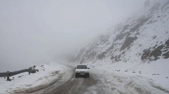 مسدود شدن دو جاده "شهمیرزاد کیاسر" و "گردنه چشمه علی شهمیرزاد"