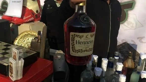 نقشه کثیف باند مخوف برای شیشه مشروب های بالا شهری ها + عکس 