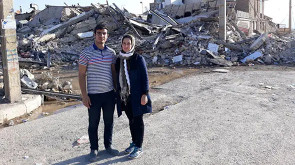 این مرد در زلزله کرمانشاه زن باردار را از زیر خاک بیرون کشید + گفتگوی جذاب و عکس