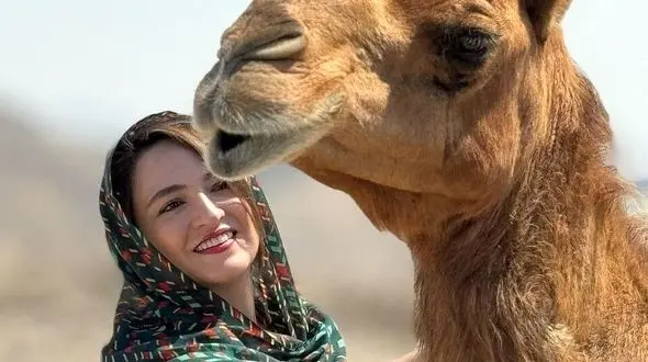 عکس/  استایل جنوبی گلاره عباسی، فرزانه سریال کیمیا با برقع سنتی و روسری رنگارنگ لِیسو / چقدر این لباس بهش میاد