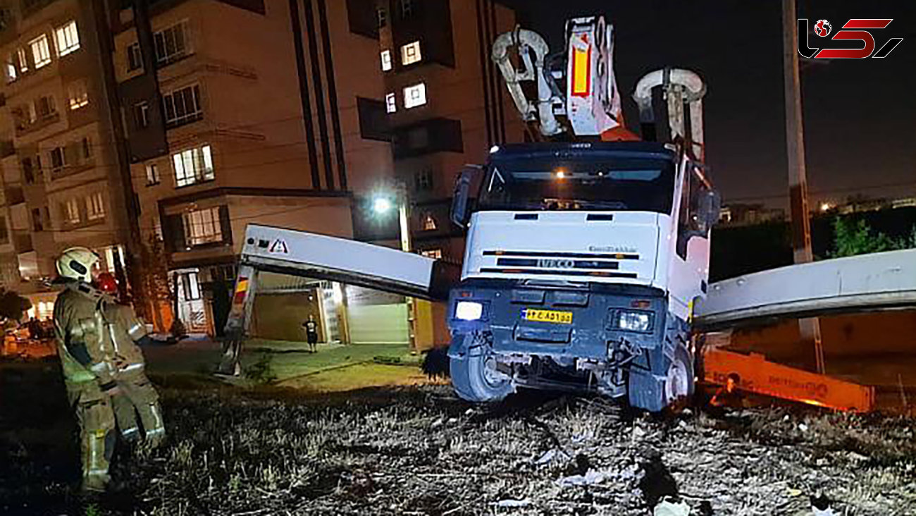 برخورد کامیون با تیر چراغ برق حادثه آفرید/ در تهران رخ داد + عکس ها