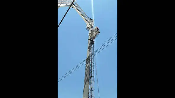 بیهوش شدن کارگر جوان در ارتفاع 27 متری دکل مخابرات + عکس 