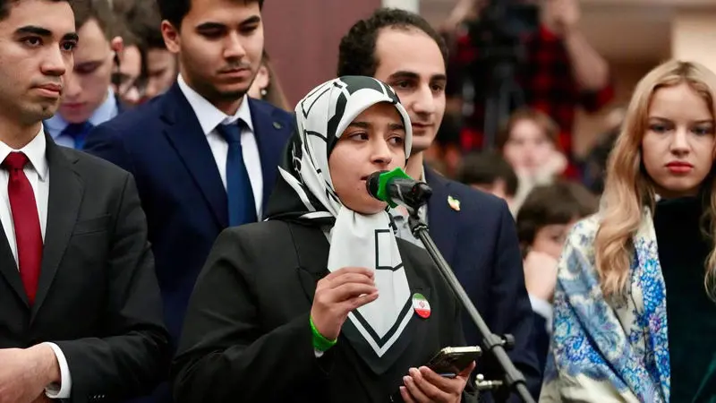 سیدعباس عراقچی وزیر امور خارجه جمهوری اسلامی ایران که برای یک دیدار رسمی از روسیه به مسکو سفر کرده است، امروز (چهارشنبه ) با حضور در محل موسسه دولتی روابط بین‌الملل مسکو (مگیمو)، با آقای آناتولی تورکونوف، رئیس این موسسه و مدیران بخش‌های مختلف آن دیدار و گ