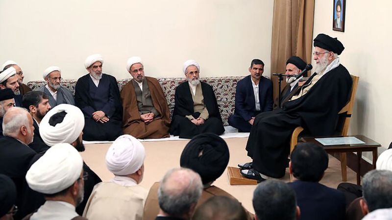  رهبر انقلاب در دیدار دست‌اندرکاران برگزاری همایش بین‌المللی تفسیر تسنیم