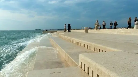  ساز جالبی که با امواج دریا و باد کار می کند+عکس