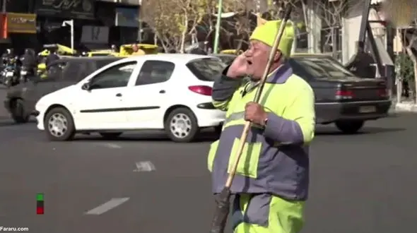 فیلم/ اذان گفتن پیرمرد پاکبان در میدان ولیعصر