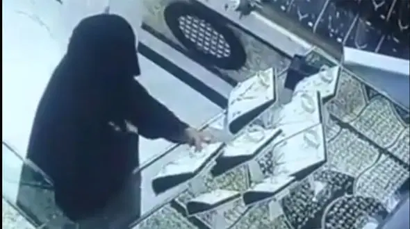 فیلم عجیب سرقت حیرت آور زن جوان از مغازه طلافروشی / صاحب مغازه هم نفهمید!