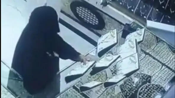 فیلم عجیب سرقت حیرت آور زن جوان از مغازه طلافروشی / صاحب مغازه هم نفهمید!