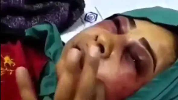 فیلم شکنجه زن زرندی توسط شوهرش / نیمه جان در بیابان پیدا شد