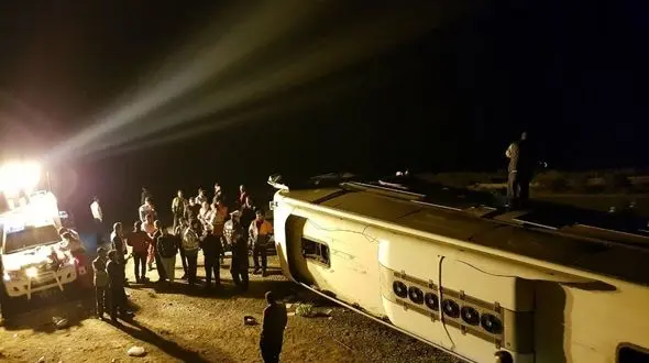 عکس / واژگونی مرگبار اتوبوس مسافربری مشهد - کرمانشاه