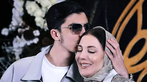 قاب زیبای مادر پسری در مراسم تئاتر و موسیقی حافظ؛ رویا میرعلمی و پسرش