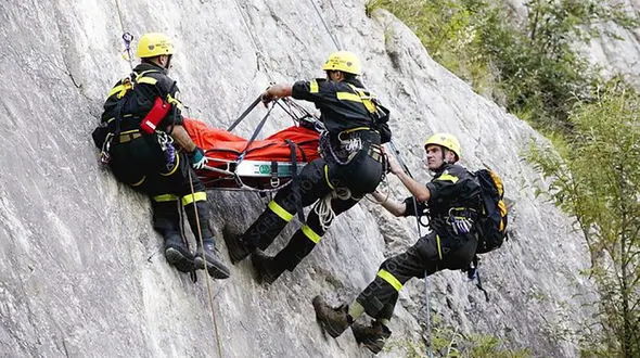 نجات جوان 33 ساله بعد از سقوط از ارتفاع 30 متری + جزئیات