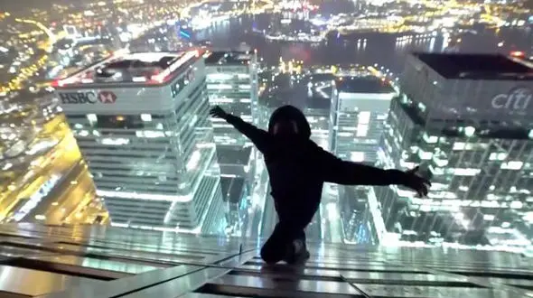 تصاویر وحشتناک از هنرنمایی یک نوجوان در بالای یک آسمانخراش+عکس