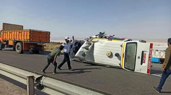 واژگونی مرگبار آمبولانس حامل بیماران ! / خانم تکنسین در دم جان باخت !