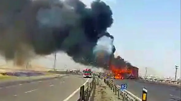 عملیات ویژه آتش نشانان در آتش سوزی هولناک تریلی در جاده زنجان / یک و نیم ساعت عملیات + عکس