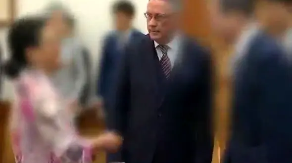 فیلم لحظه سیلی زدن زن سفیر بلژیک به صورت صندوقدار فروشگاه