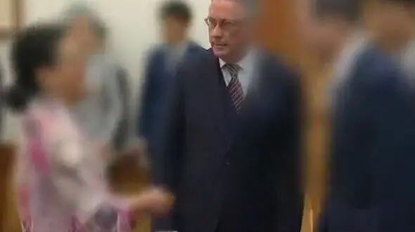 فیلم لحظه سیلی زدن زن سفیر بلژیک به صورت صندوقدار فروشگاه