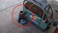 فیلم کودک بازیگوش که شیطنت با خودروی شارژی کار دستش داد / ببینید