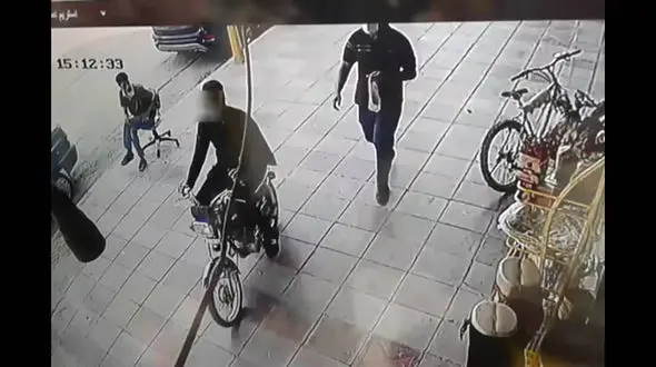 فیلم لحظه گوشی قاپی در آبادان / محمود صبری به دام افتاد