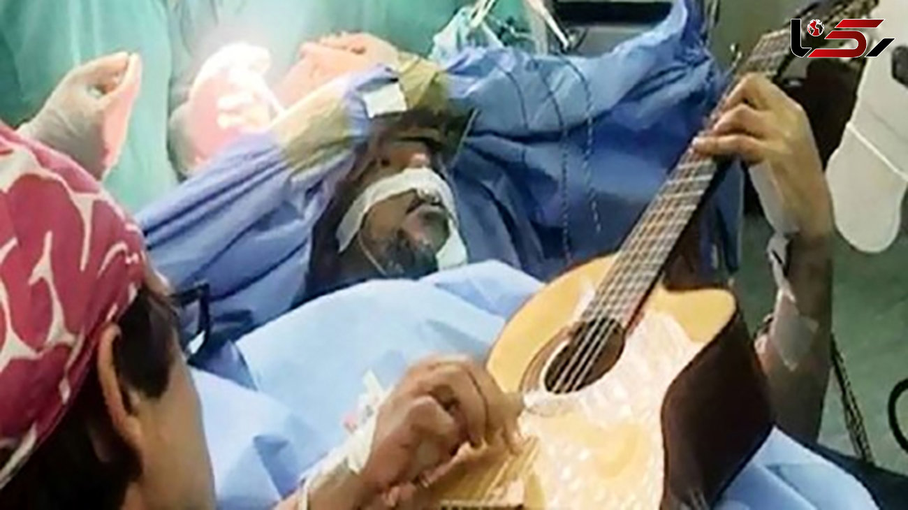 فیلم گیتار زدن یک بیمار در حین عمل جراحی مغز
