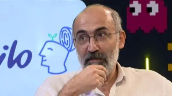 فیلم/ هادی حجازی‌فر: رتبه 22 کنکور شدم/ مجبور بودم در برجک سربازی درس بخوانم و... / عاشق خونسردی باباش شدم...!