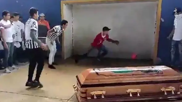 عجیب ترین اتفاق فوتبالی / این فوتبالیست پس از مرگ هم گل زد + عکس