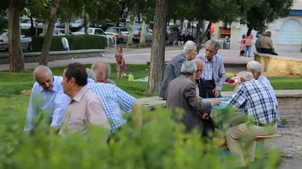 واریز یک میلیون و 200 هزار تومان به حساب بازنشستگان کشوری / نحوه خرید قسطی از فروشگاه های رفاه